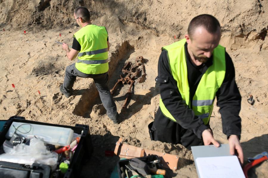 CMENTARZ NA WARSZAWSKIM BRÓDNIE. TUTAJ KOMUNIŚCI W TAJEMNICY ZAKOPYWALI SWE OFIARY