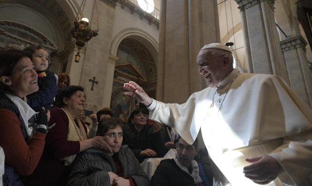 Papież Franciszek wykazał się nie lada refleksem. To WIDEO podbija internet