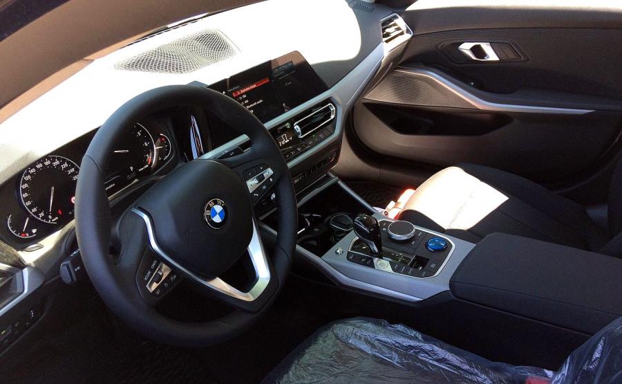 BMW serii 3 sedan najnowszej generacji jako oznakowany radiowóz polskiej policji drogowej
