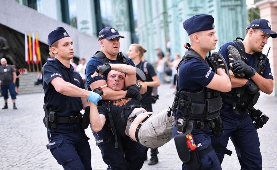 Akcja policji na pl. Krasińskich