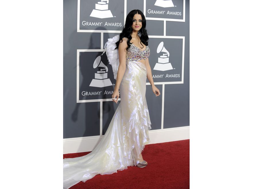 Katy Perry w połyskliwej sukni z trenem od Armaniego.