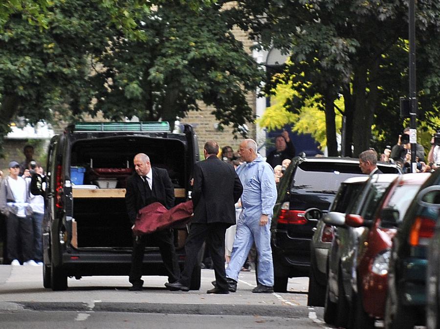 Ciało Amy Winehouse jest przenoszone z jej domu do ambulansu