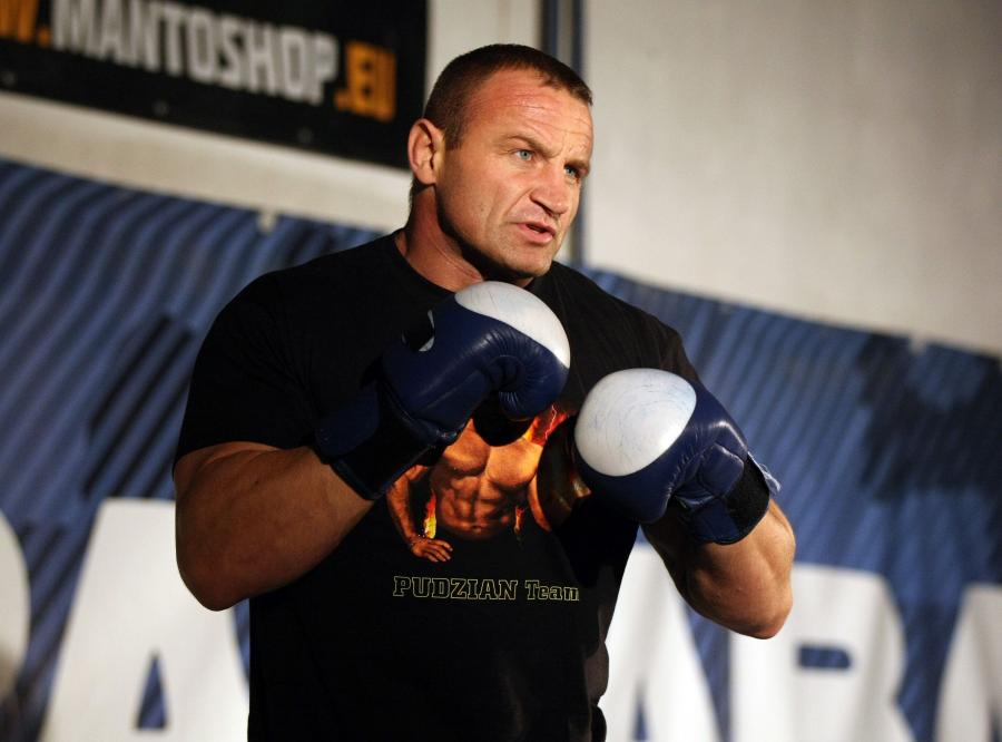 Tygodnik "Wprost" zasugerował, że Mariusz Pudzianowski jest.. skąpiradłem! Ale może w czasie kryzysu to zaleta?