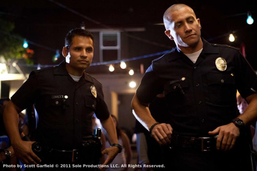 Jake Gyllenhaal i Michael Pena w filmie "Bogowie ulicy"