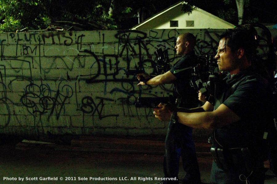 Jake Gyllenhaal i Michael Pena w filmie "Bogowie ulicy"