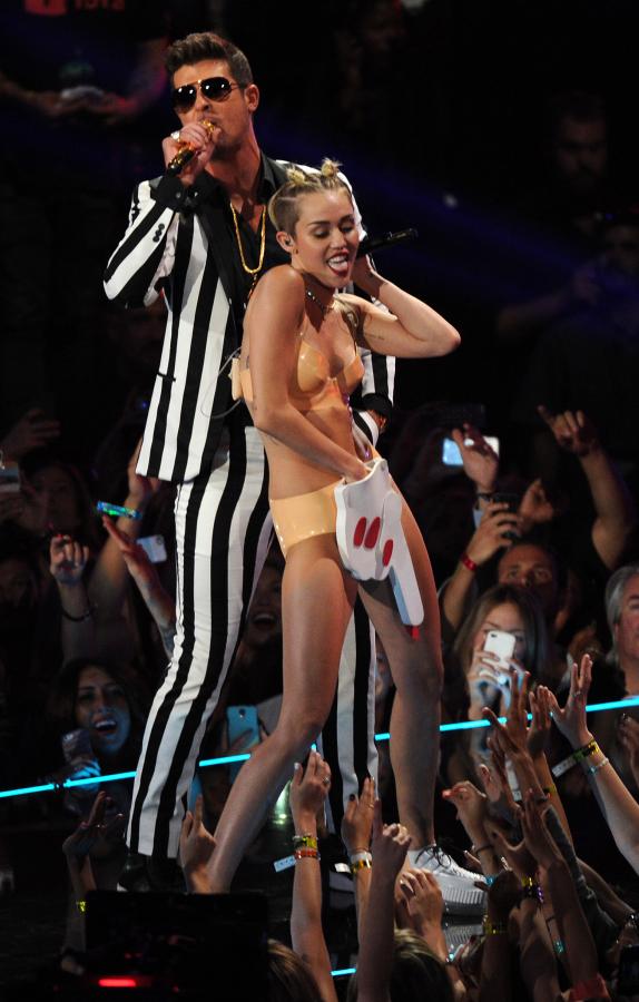 Robin Thicke i Miley Cyrus podczas występu na gali MTV Video Music Awards 2013 – 25 sierpnia