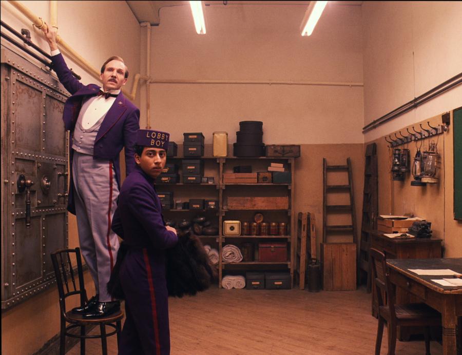 Tony Revolori i Ralph Fiennes w filmie "Grand Budapest Hotel"