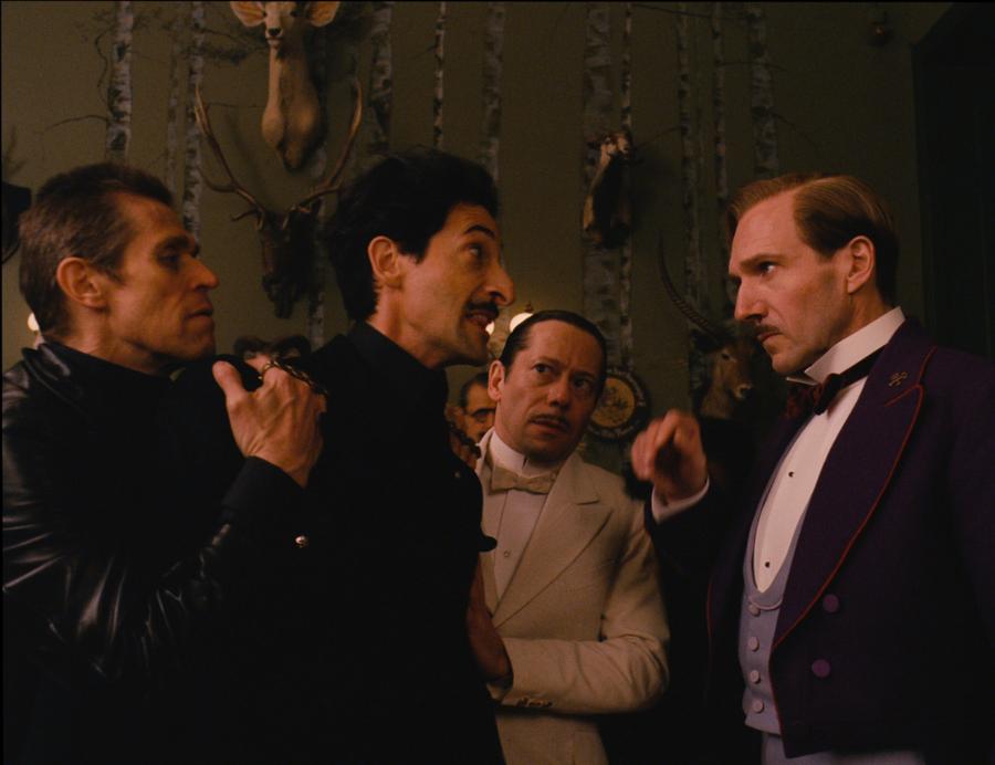 Willem Dafoe, Adrien Brody, Mathieu Amalric i Ralph Fiennes w filmie "Grand Budapest Hotel"