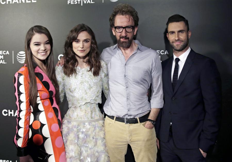 Hailee Steinfeld, Keira Knightley, reżyser John Carney i Adam Levine