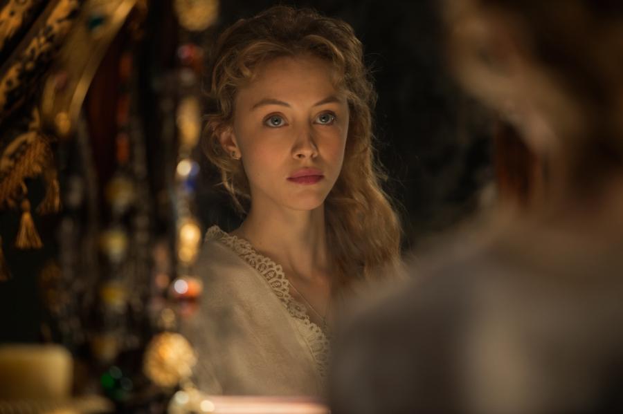 Sarah Gadon w filmie "Dracula: historia nieznana"