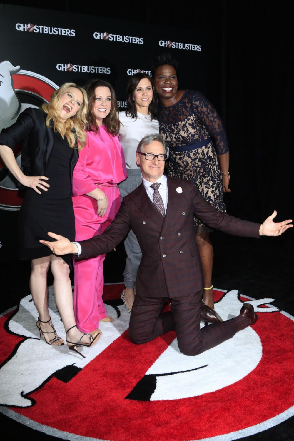 Pogromczynie duchów: Kate McKinnon,Melissa McCarthy, Kristen Wiig, Leslie Jones i ich reżyser Paul Feig
