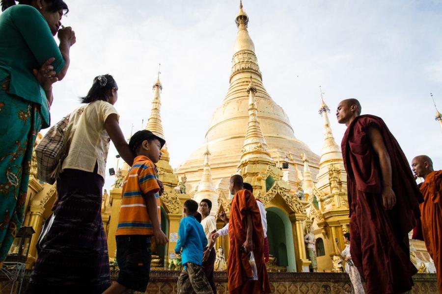 Shwedagon w Yangon, Birma; fot. T. Bogusz / "Pirania na kolację"