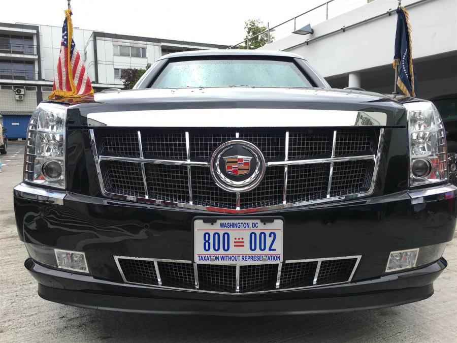 Cadillac One, czyli Bestia - samochód prezydenta USA Baracka Obamy już w Warszawie